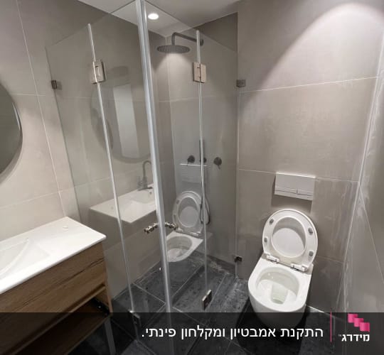 מקלחון זכוכית עם ראש מקלחת עגול